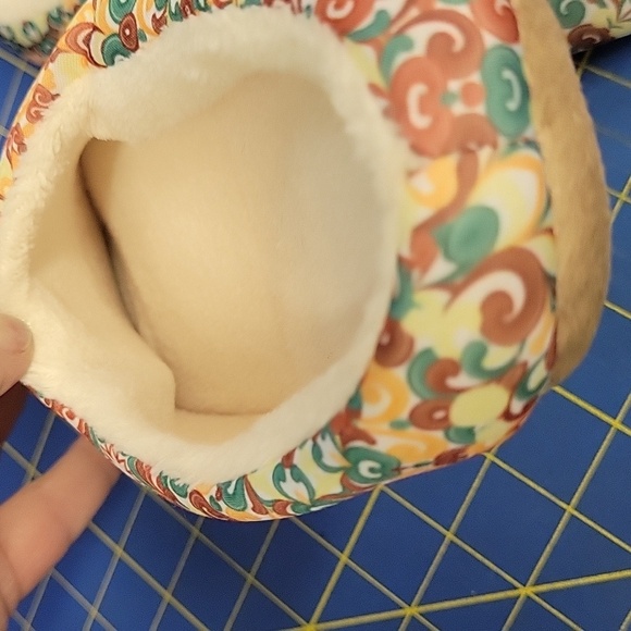 Super Soft Colorful Slippers Size 10 Brand New - Picture 3 of 4